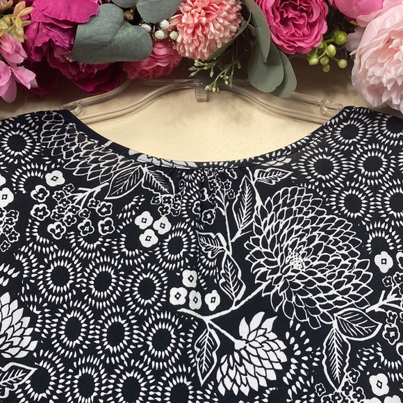 •secret treasures• {b & w} 3/4 Sleeved V-neck Slinky Boho Dahlia Printed Dress - Picture 10 of 13